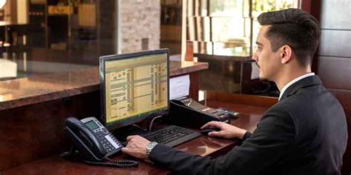 Should you tip the front desk?